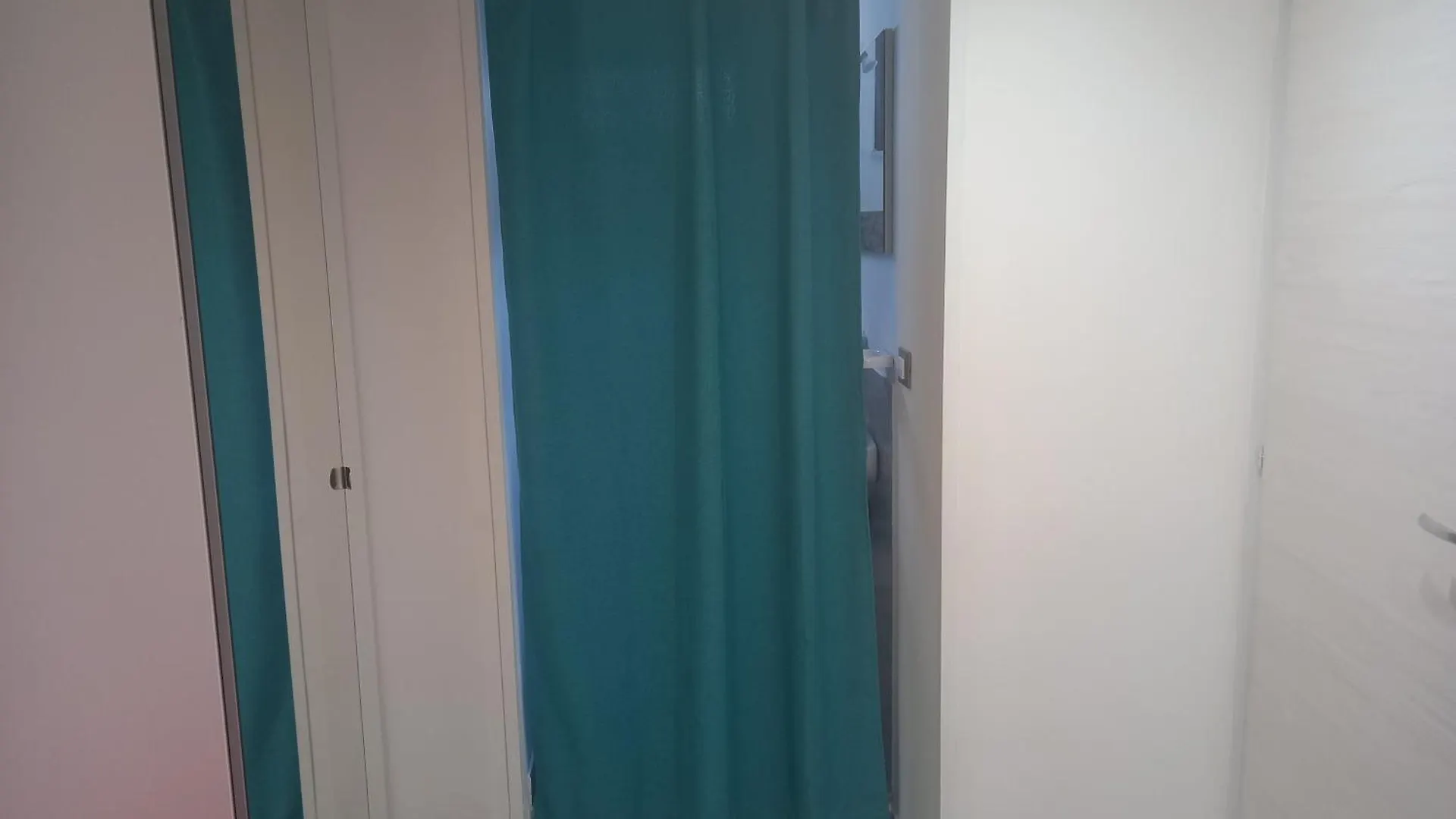 Room In Guest Room - Very Central Room Consisting Of 2 Very Comfortable Sofa Beds With En-Suite Bathroom Катания Гостевой дом