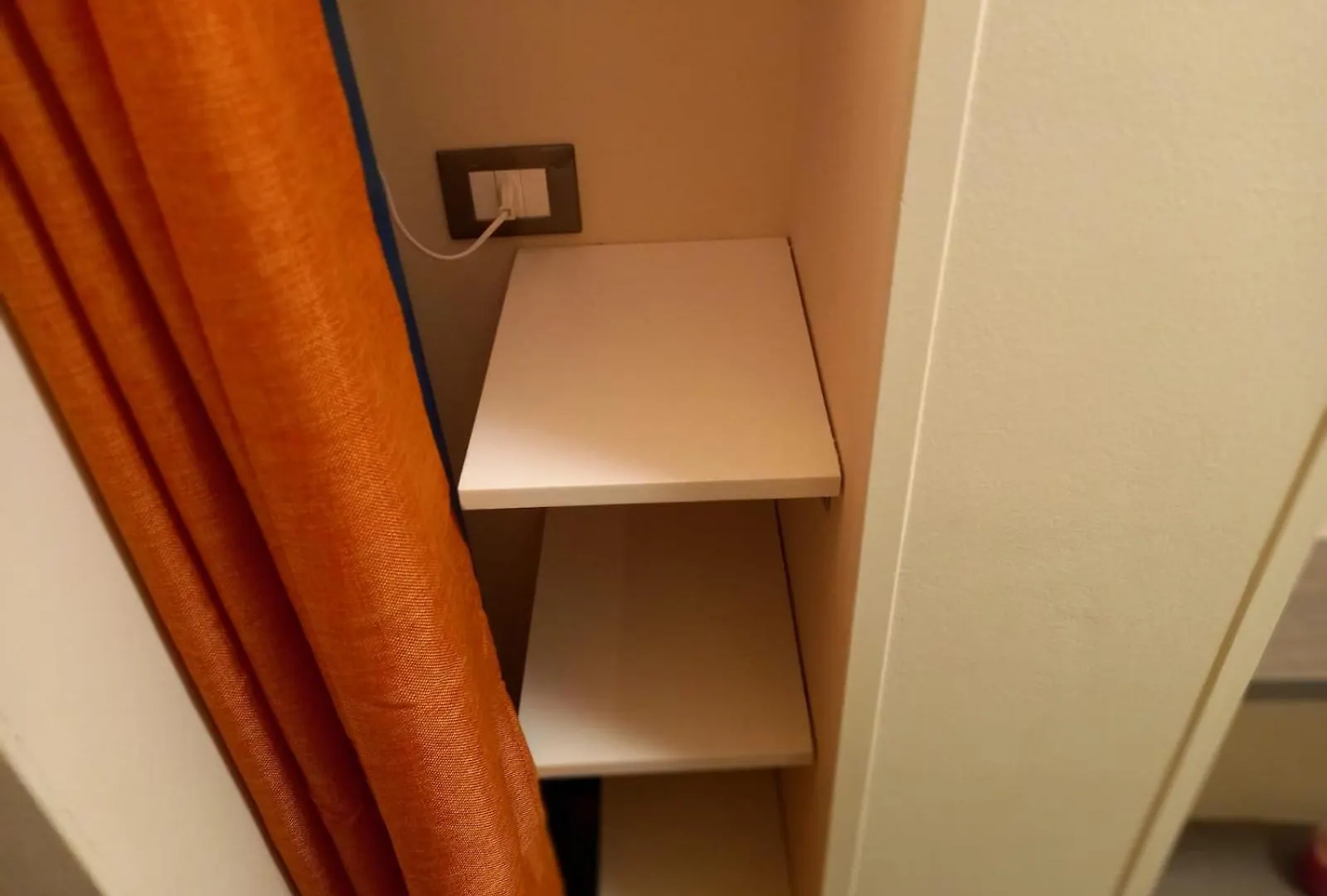 Room In Guest Room - Very Central Room Consisting Of 2 Very Comfortable Sofa Beds With En-Suite Bathroom Catane